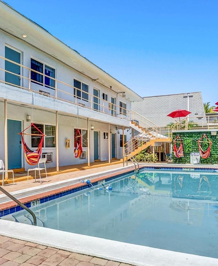 Walk To Dania Beach Christmas Getaway Pool Εξωτερικό φωτογραφία