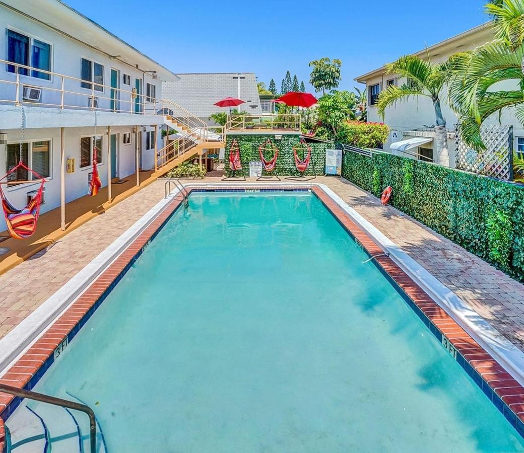 Walk To Dania Beach Christmas Getaway Pool Εξωτερικό φωτογραφία